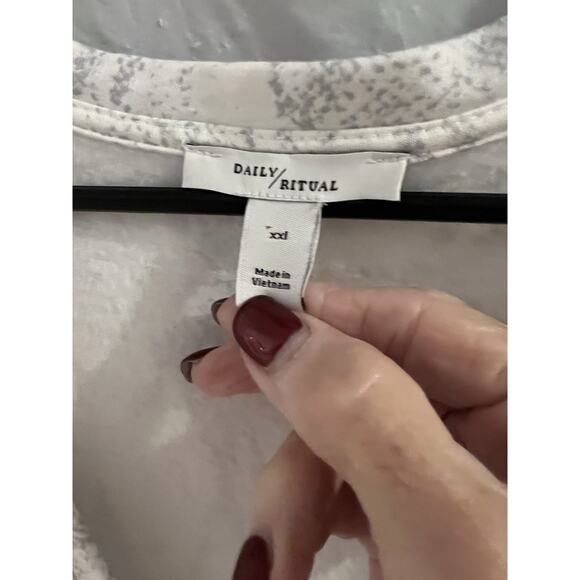 NWT Daily Ritual White & Light Gray Snake Skin Pattern Soft Romper Sz Xxl - Picture 4 of 8